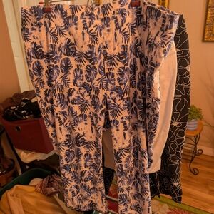 Terra & Sky Blue and White Leaf Print Leggings